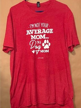 District Very Important Tee XL Im Not Your Average Mom Im A Dog Mom T-Shirt Red